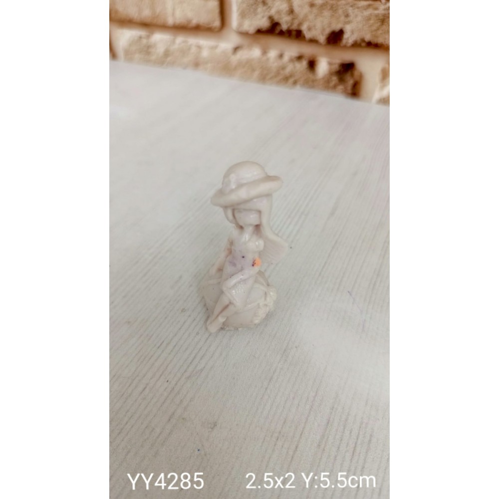YY4285 ŞAPKALI OTURAN KIZ OBJE SİLİKON KALIP YY4285 ŞAPKALI OTURAN KIZ OBJE SİLİKON KALIP