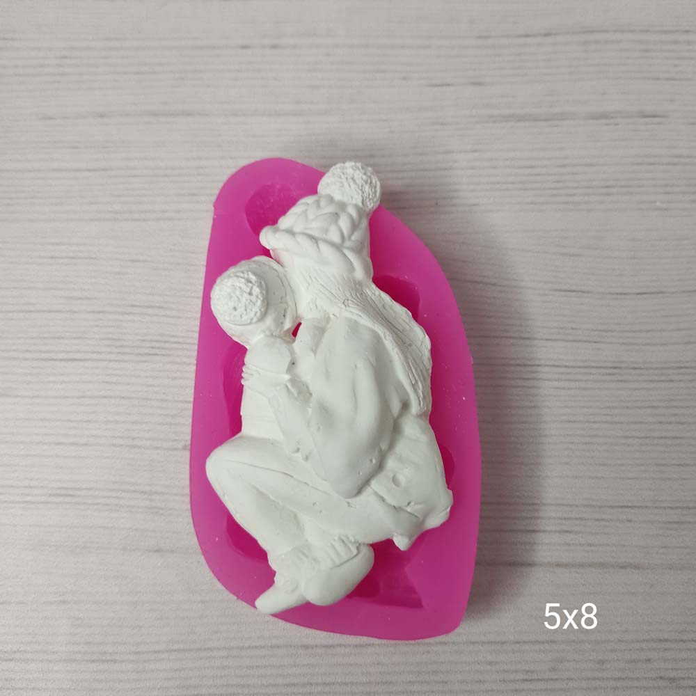 YY0617 Örgü Şapkalı Bebeğine Sarılan Anne Silikon Kalıp